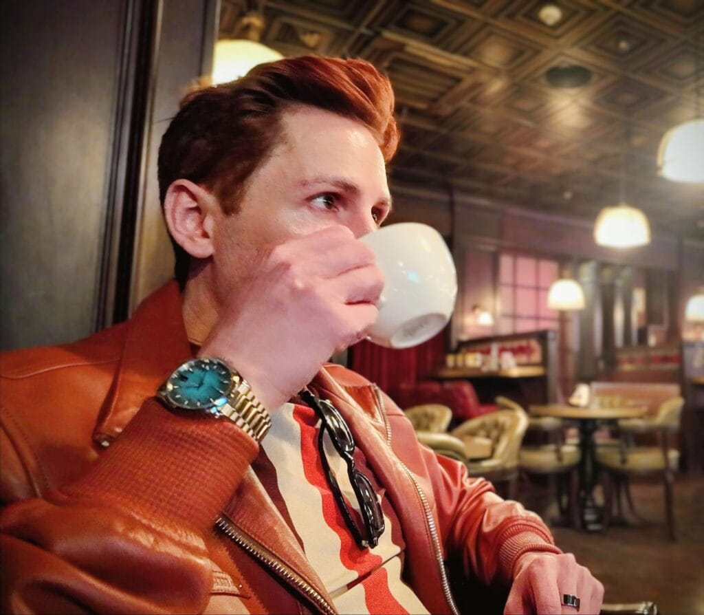 Scoot drinking coffee in a cafe in Erbil