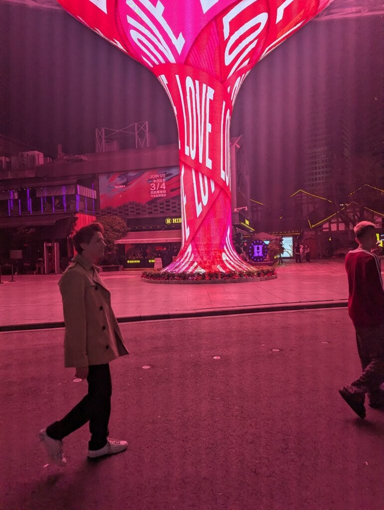 Scoot explores the nightlife in Chengdu, sichuan, China